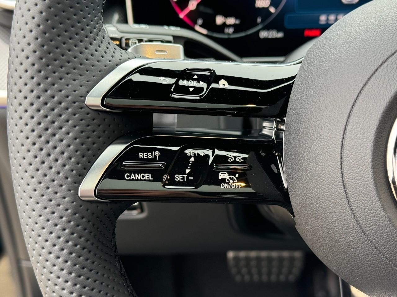 Mercedes-Benz GLC Vehicle Full-screen Gallery Image 31