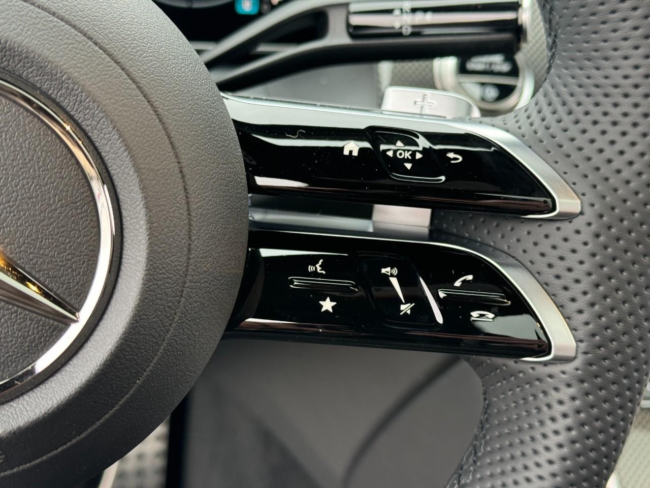 Mercedes-Benz GLC Vehicle Full-screen Gallery Image 32