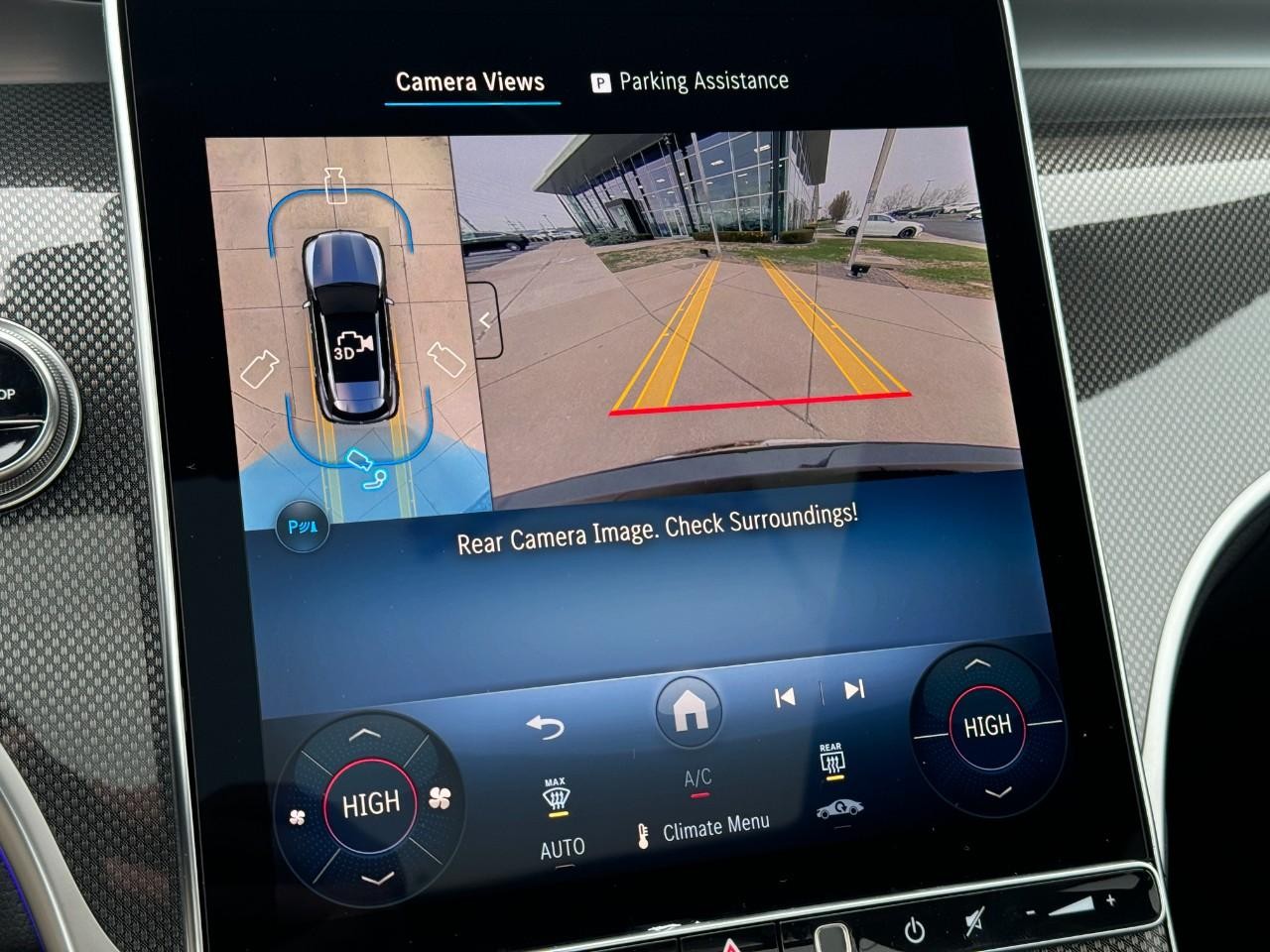 Mercedes-Benz GLC Vehicle Full-screen Gallery Image 35