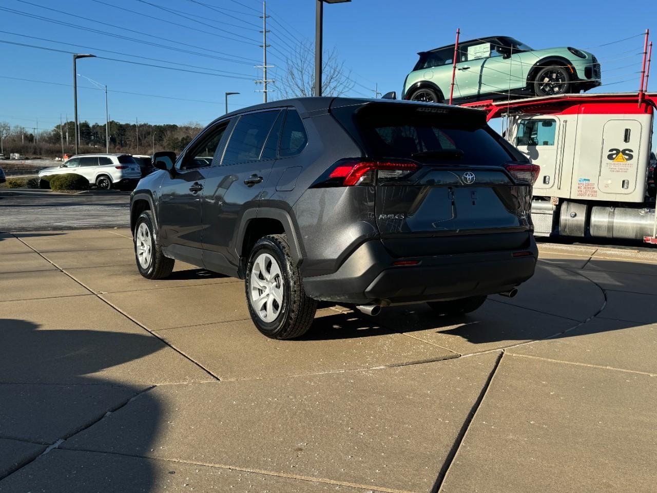 Toyota RAV4 Vehicle Full-screen Gallery Image 3