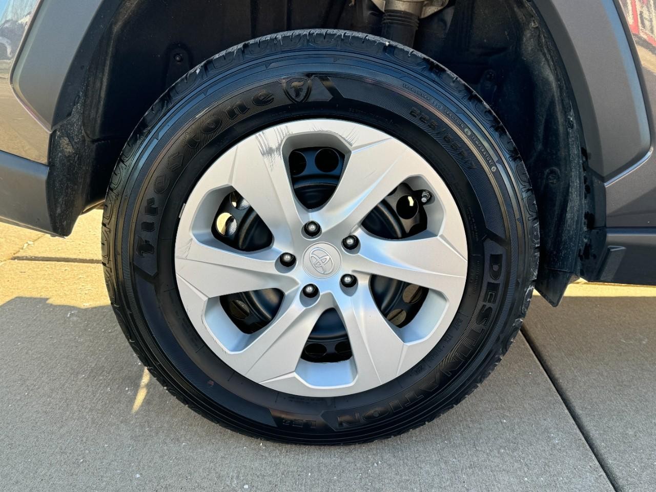 Toyota RAV4 Vehicle Full-screen Gallery Image 5