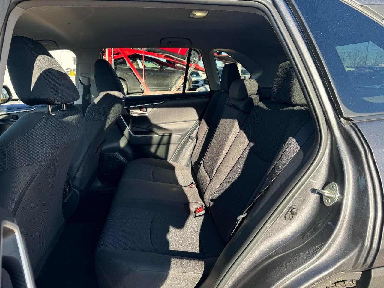 Toyota RAV4 Vehicle Full-screen Gallery Image 8