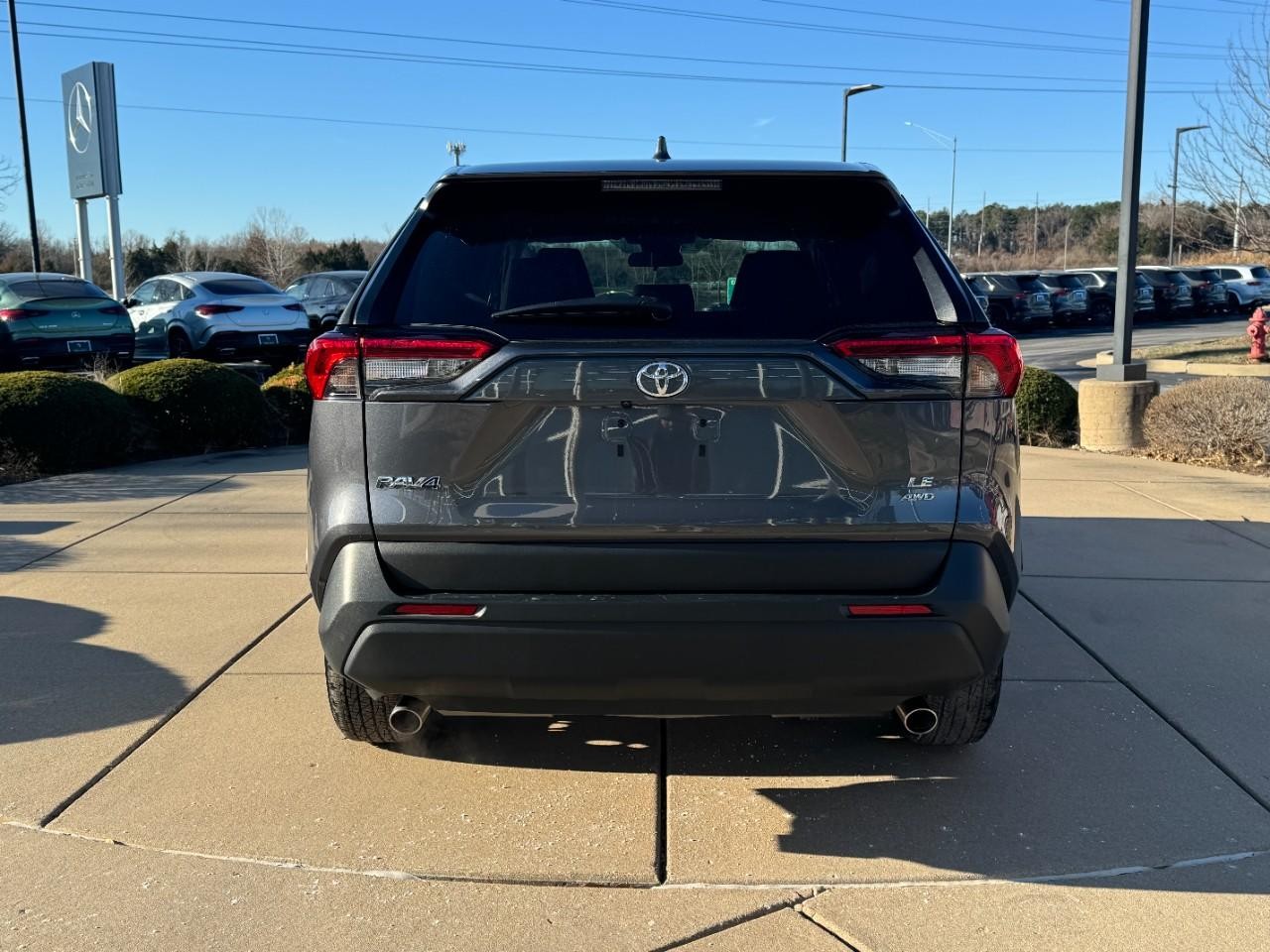 Toyota RAV4 Vehicle Full-screen Gallery Image 9