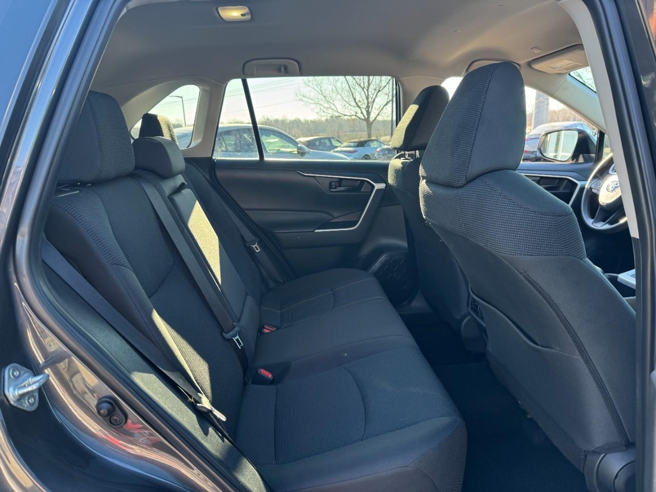 Toyota RAV4 Vehicle Full-screen Gallery Image 10