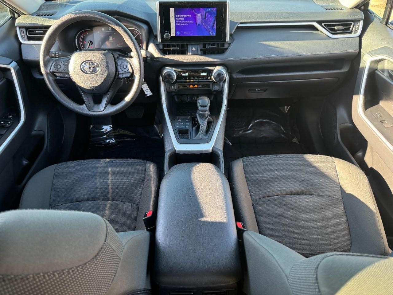 Toyota RAV4 Vehicle Full-screen Gallery Image 11