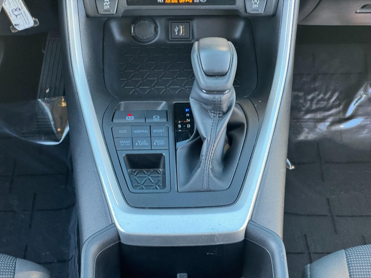 Toyota RAV4 Vehicle Full-screen Gallery Image 15