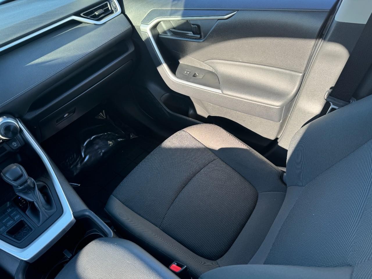 Toyota RAV4 Vehicle Full-screen Gallery Image 16