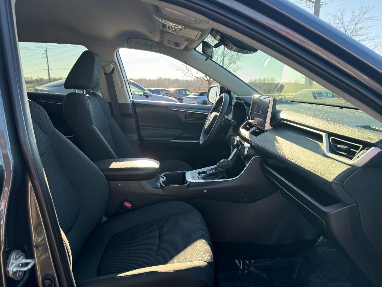 Toyota RAV4 Vehicle Full-screen Gallery Image 17