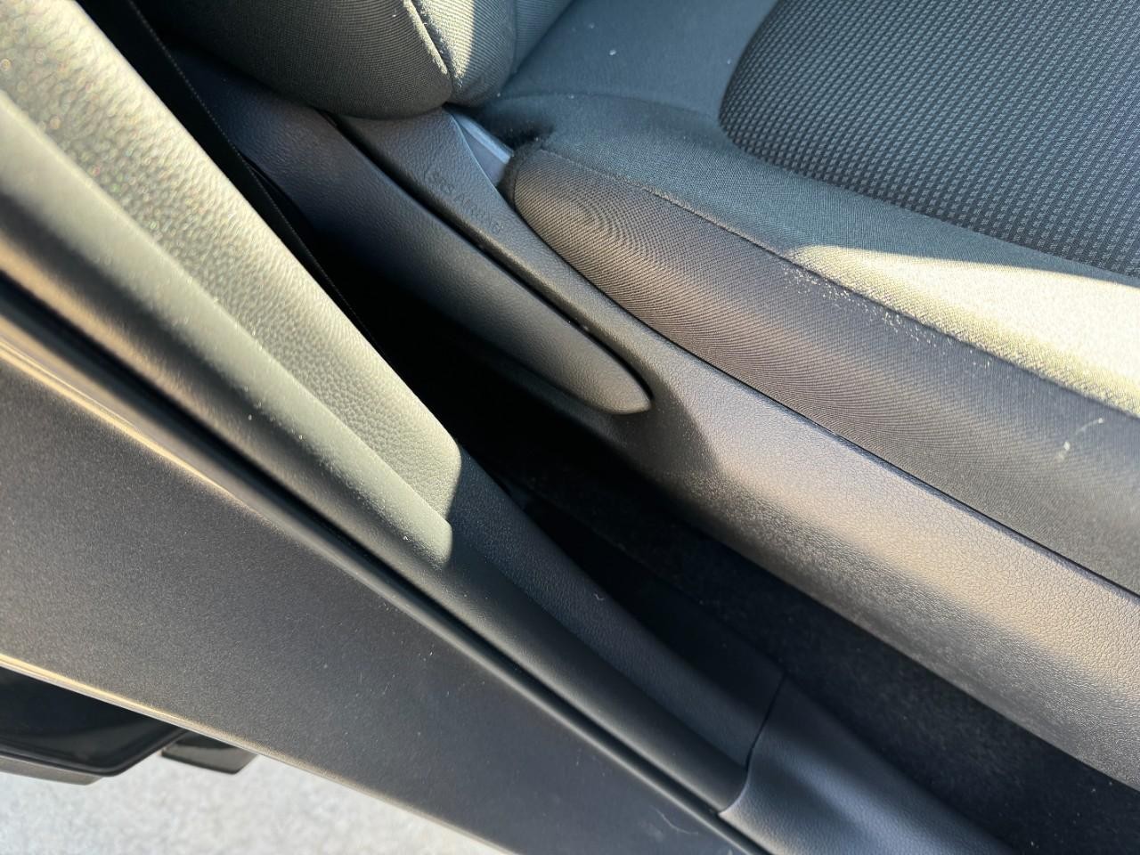 Toyota RAV4 Vehicle Full-screen Gallery Image 19