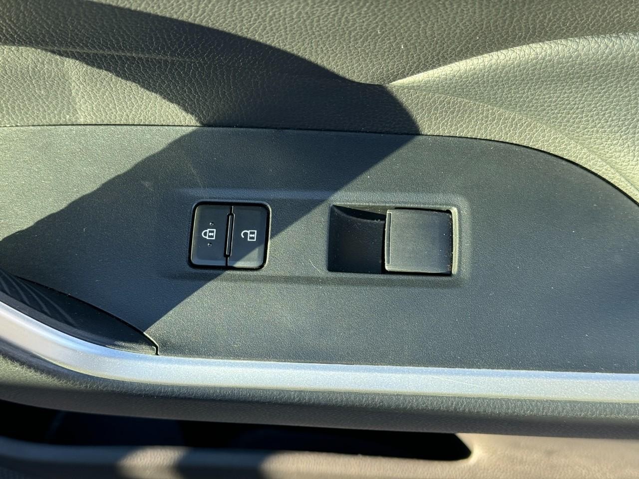 Toyota RAV4 Vehicle Full-screen Gallery Image 20