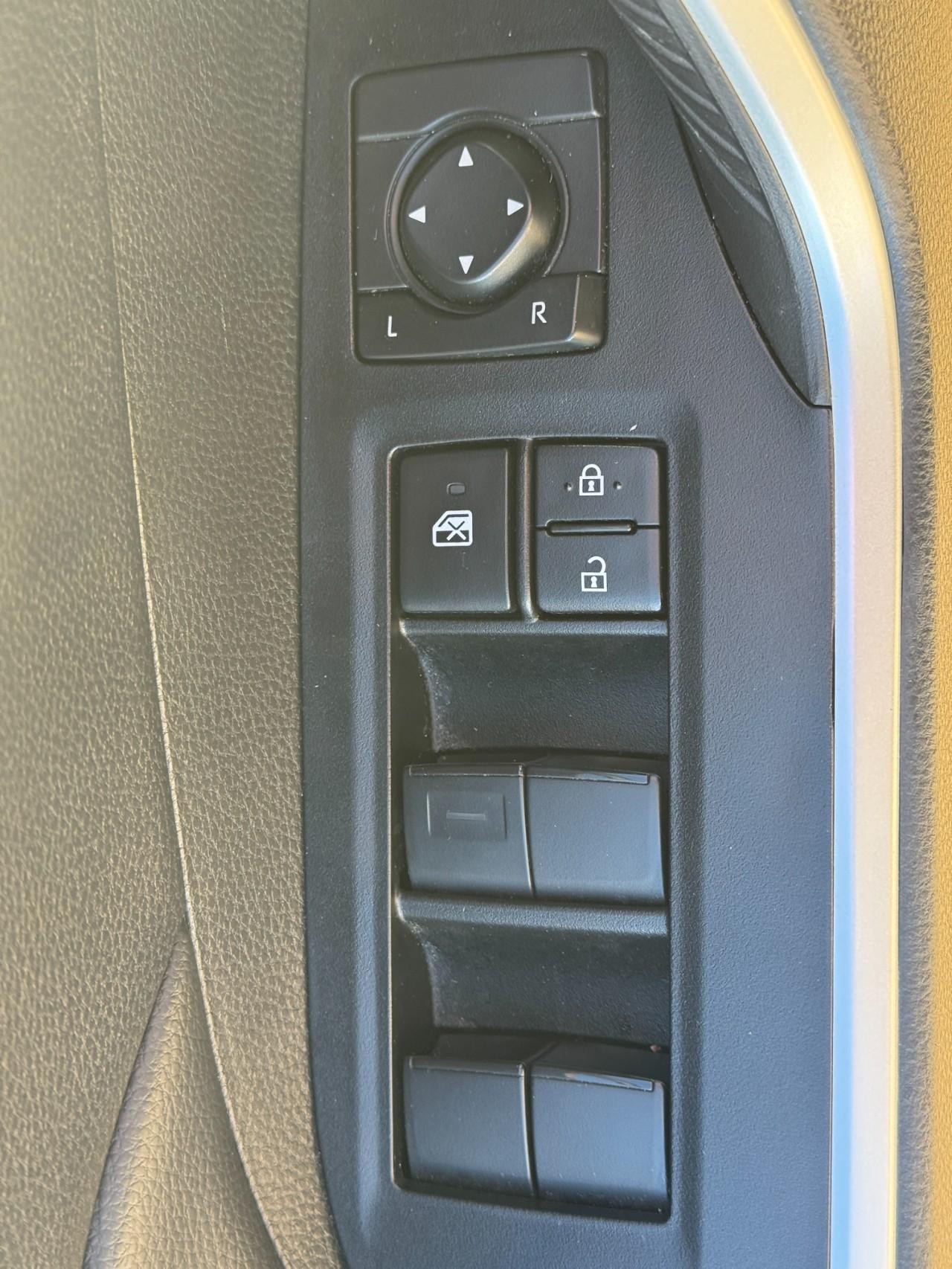 Toyota RAV4 Vehicle Full-screen Gallery Image 21