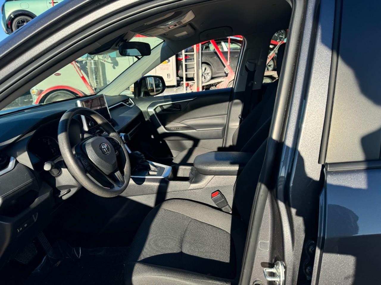 Toyota RAV4 Vehicle Full-screen Gallery Image 22