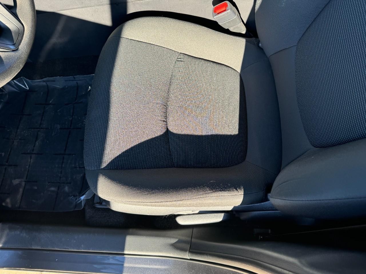 Toyota RAV4 Vehicle Full-screen Gallery Image 23