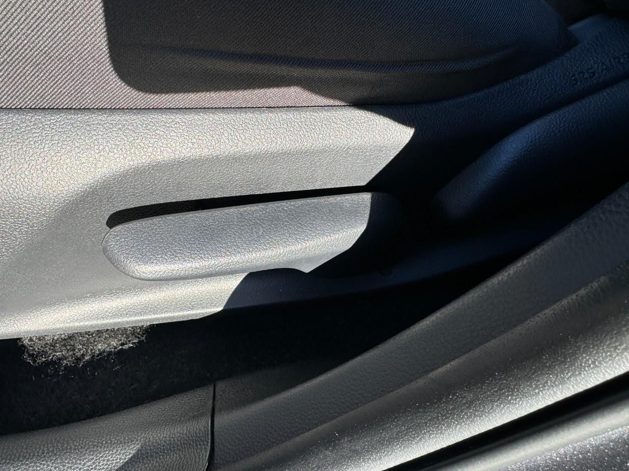 Toyota RAV4 Vehicle Full-screen Gallery Image 24