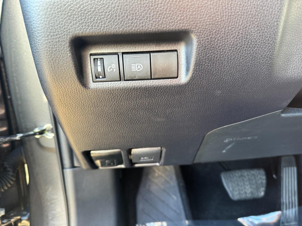 Toyota RAV4 Vehicle Full-screen Gallery Image 25