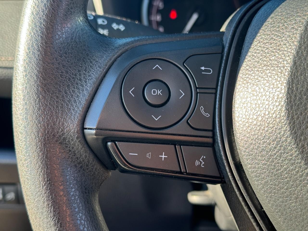 Toyota RAV4 Vehicle Full-screen Gallery Image 26