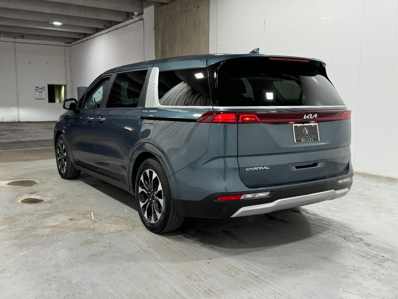 Kia Carnival Vehicle Full-screen Gallery Image 3