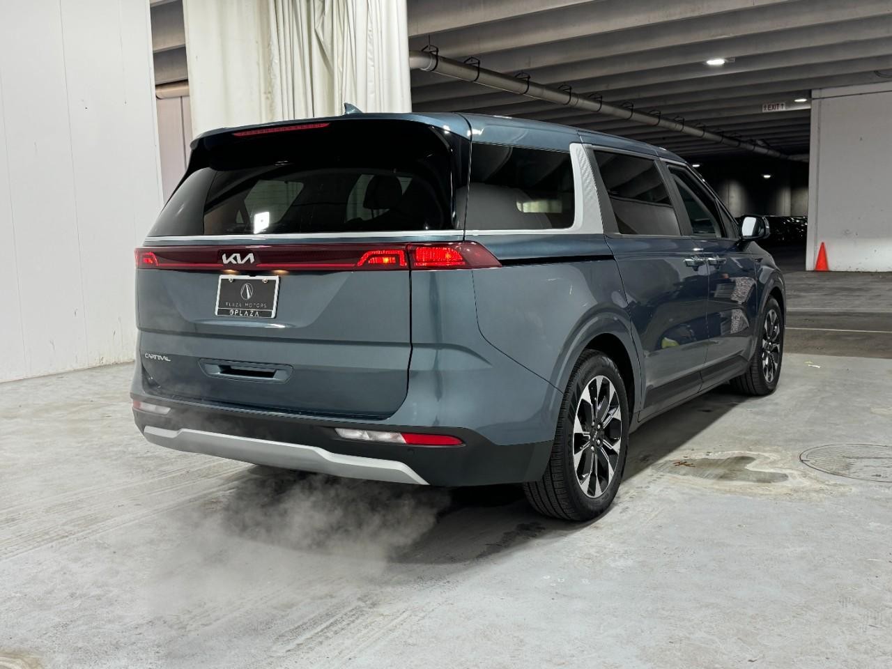 Kia Carnival Vehicle Full-screen Gallery Image 4