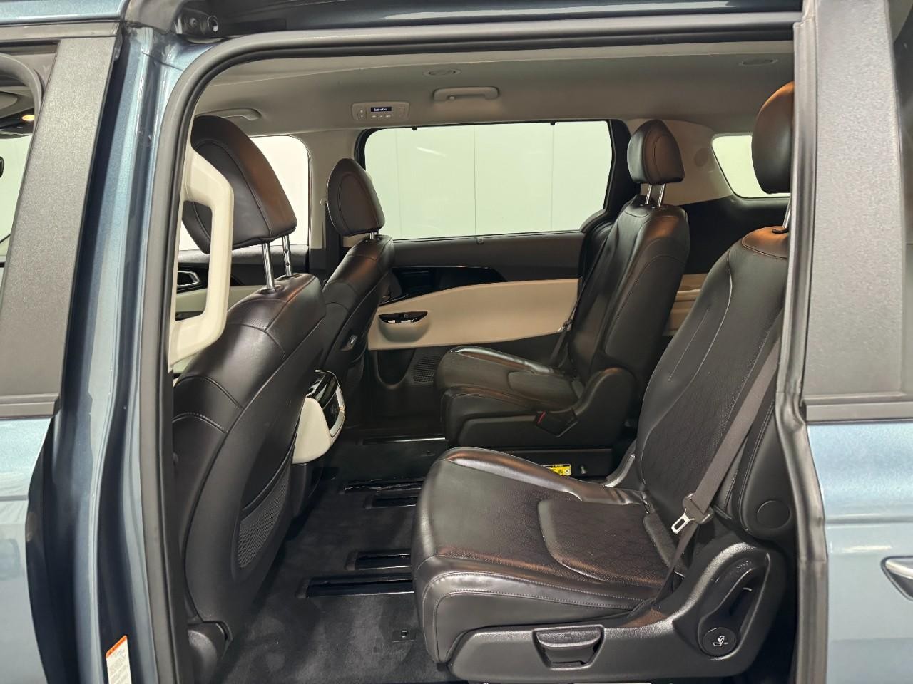 Kia Carnival Vehicle Full-screen Gallery Image 9