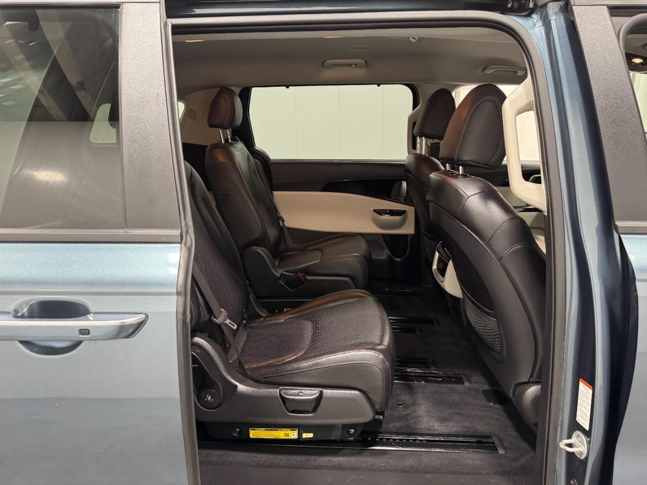 Kia Carnival Vehicle Full-screen Gallery Image 12