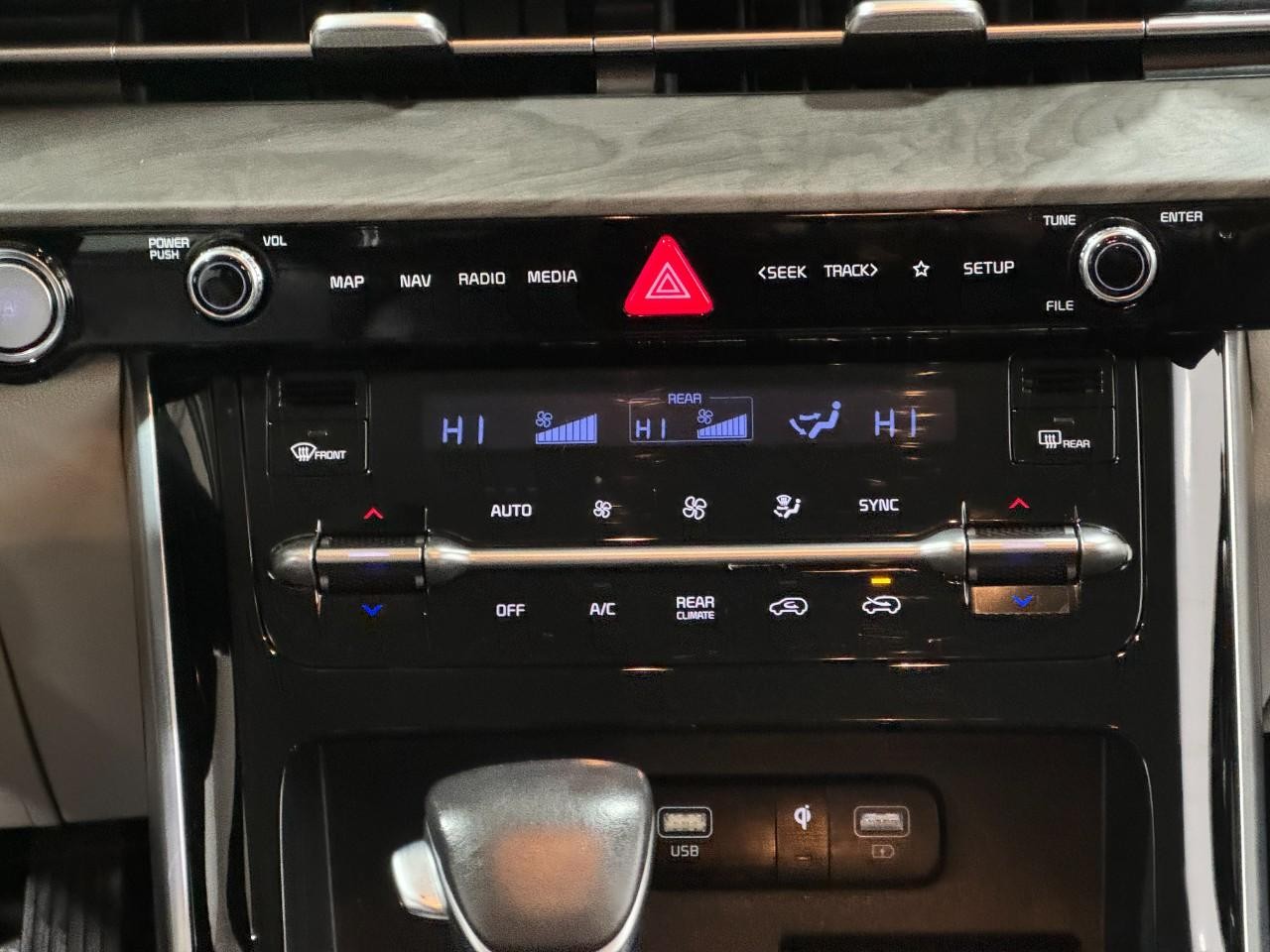 Kia Carnival Vehicle Full-screen Gallery Image 17