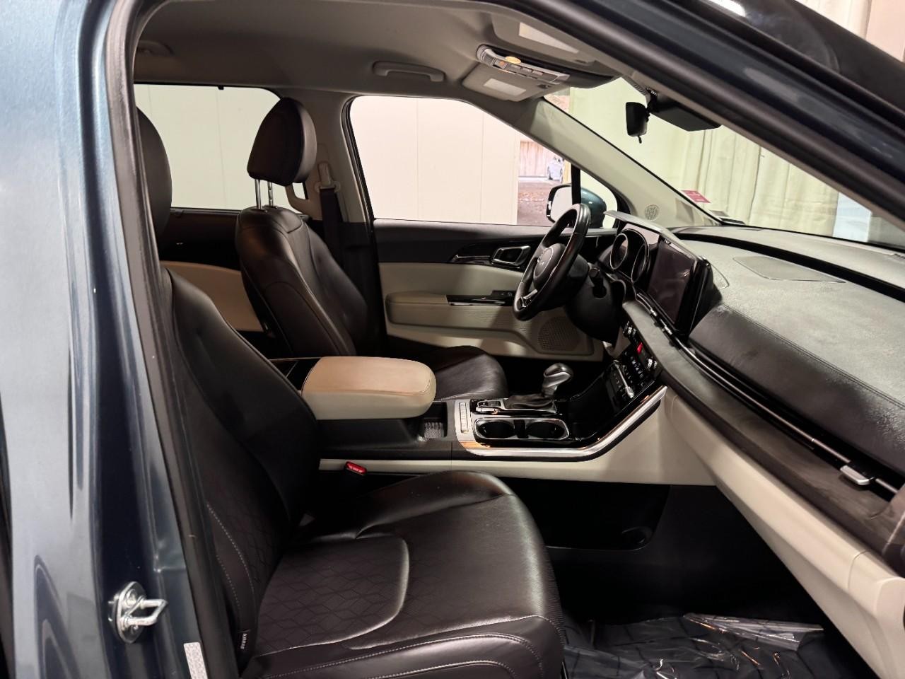 Kia Carnival Vehicle Full-screen Gallery Image 20