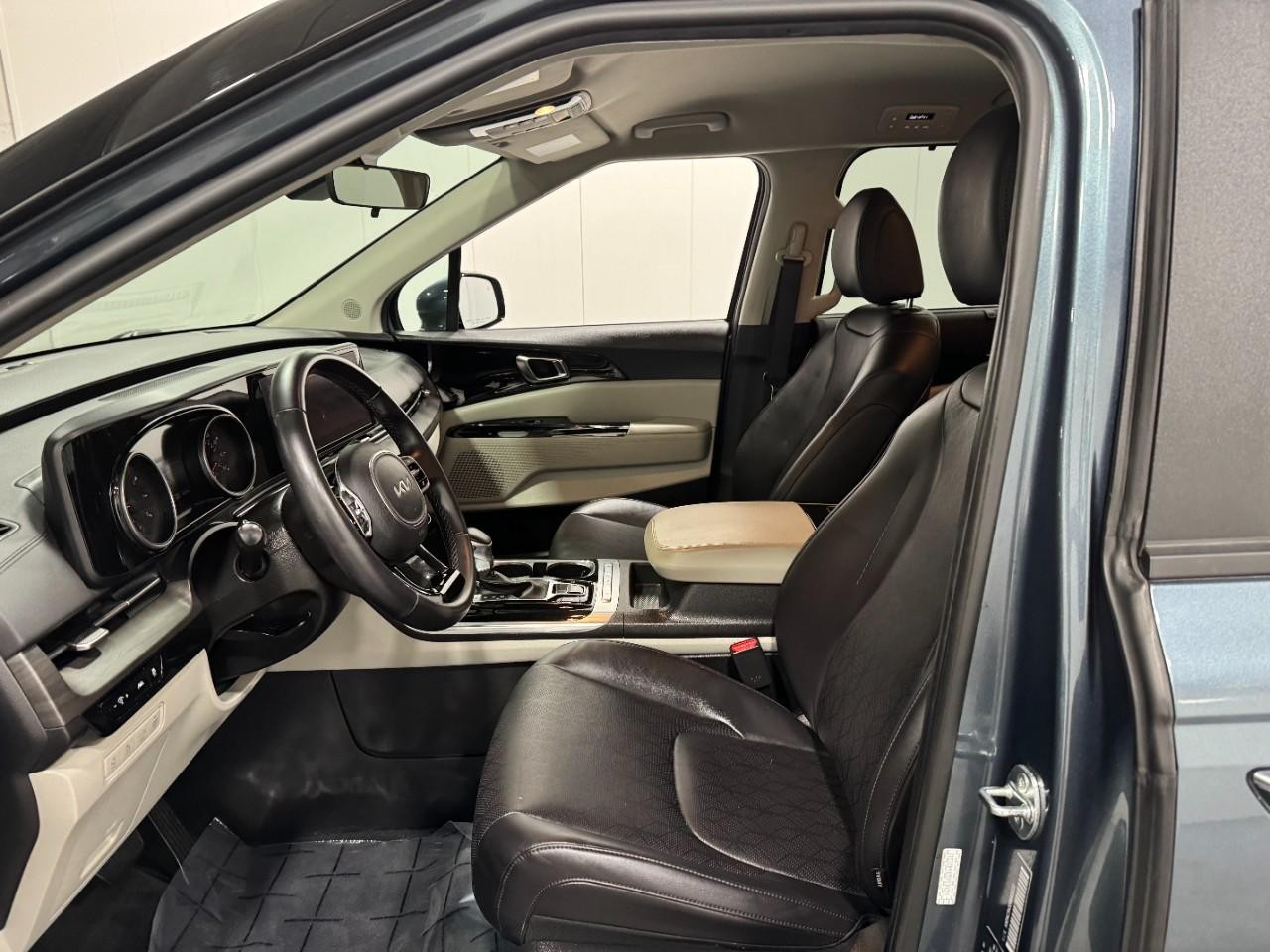 Kia Carnival Vehicle Full-screen Gallery Image 25