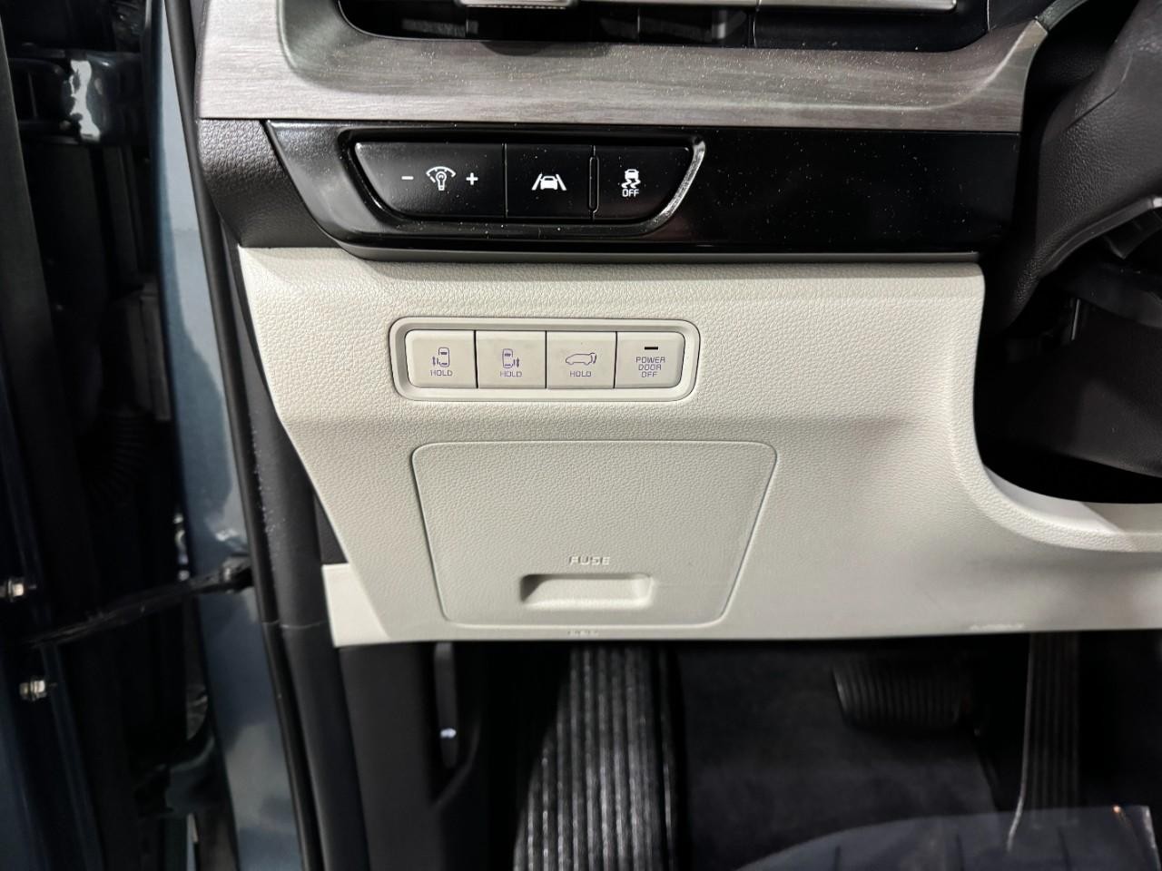 Kia Carnival Vehicle Full-screen Gallery Image 28