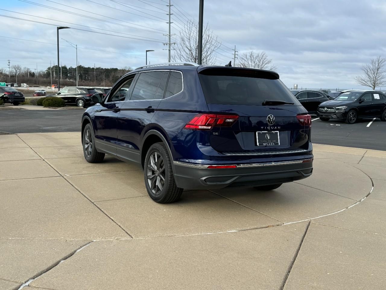 Volkswagen Tiguan Vehicle Full-screen Gallery Image 3