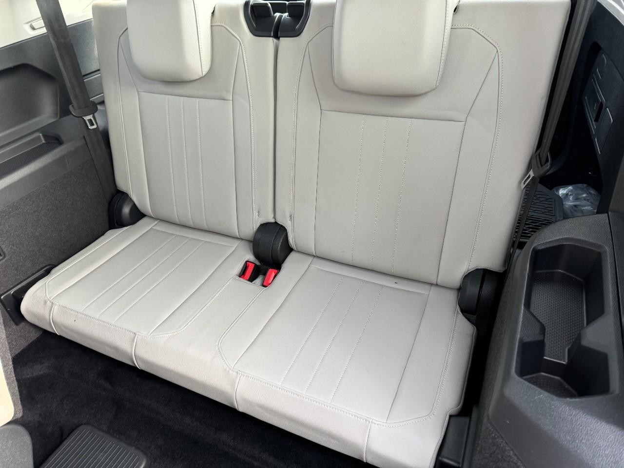 Volkswagen Tiguan Vehicle Full-screen Gallery Image 8