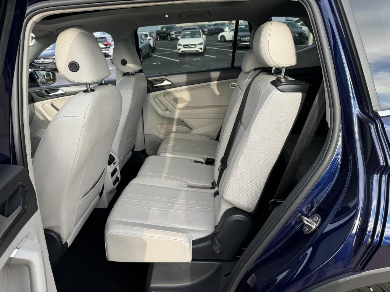 Volkswagen Tiguan Vehicle Full-screen Gallery Image 9