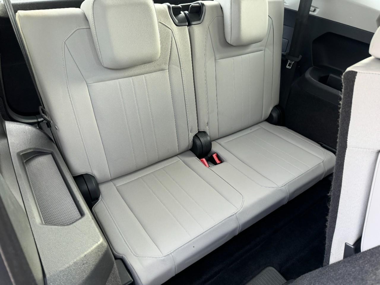 Volkswagen Tiguan Vehicle Full-screen Gallery Image 11