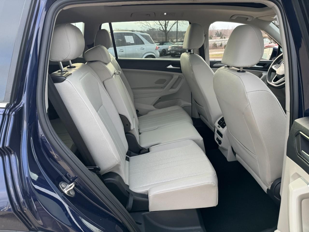 Volkswagen Tiguan Vehicle Full-screen Gallery Image 12