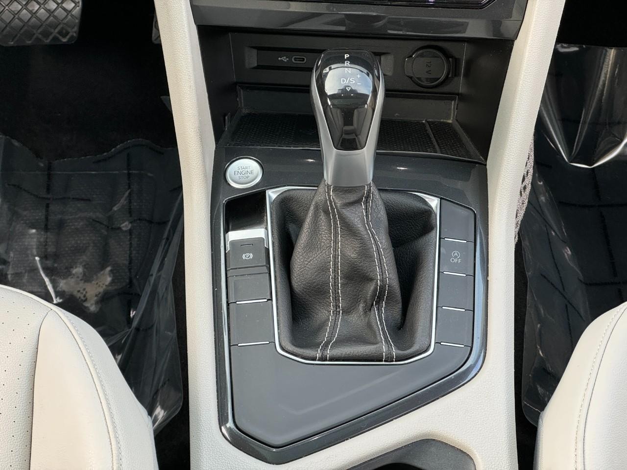 Volkswagen Tiguan Vehicle Full-screen Gallery Image 18