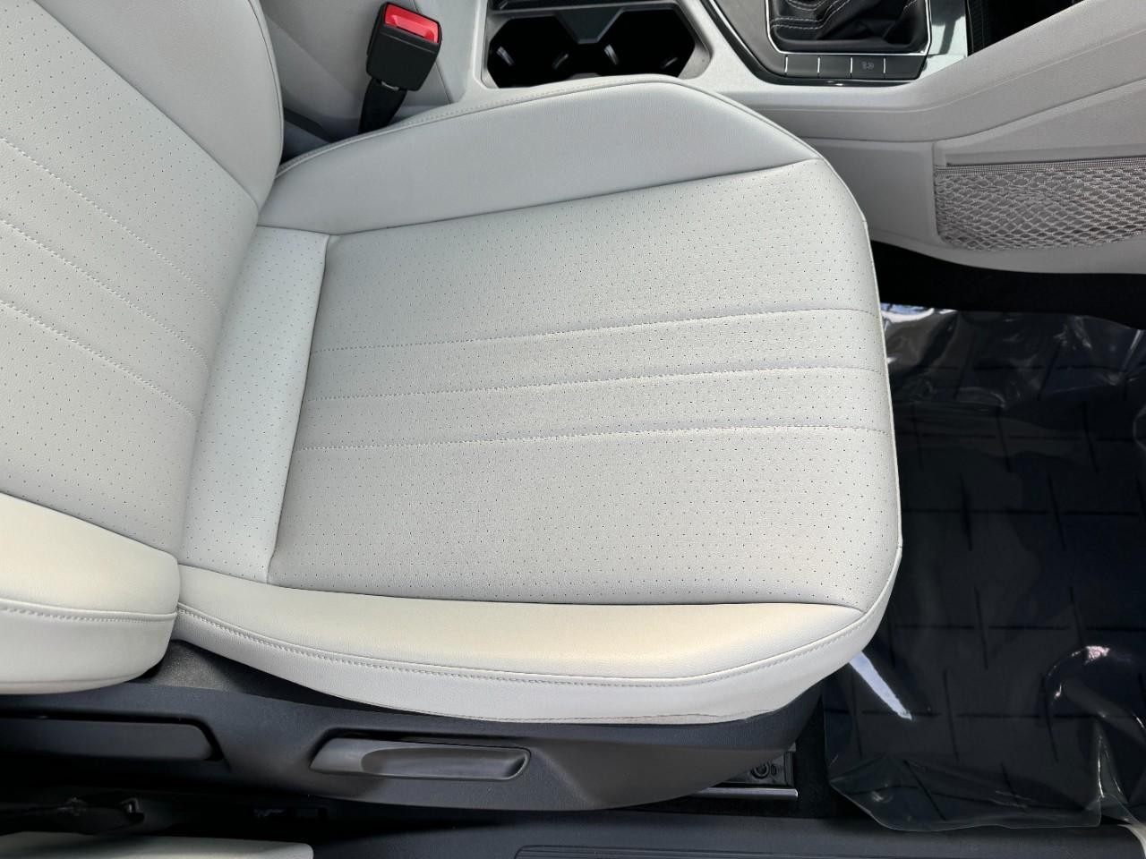 Volkswagen Tiguan Vehicle Full-screen Gallery Image 21