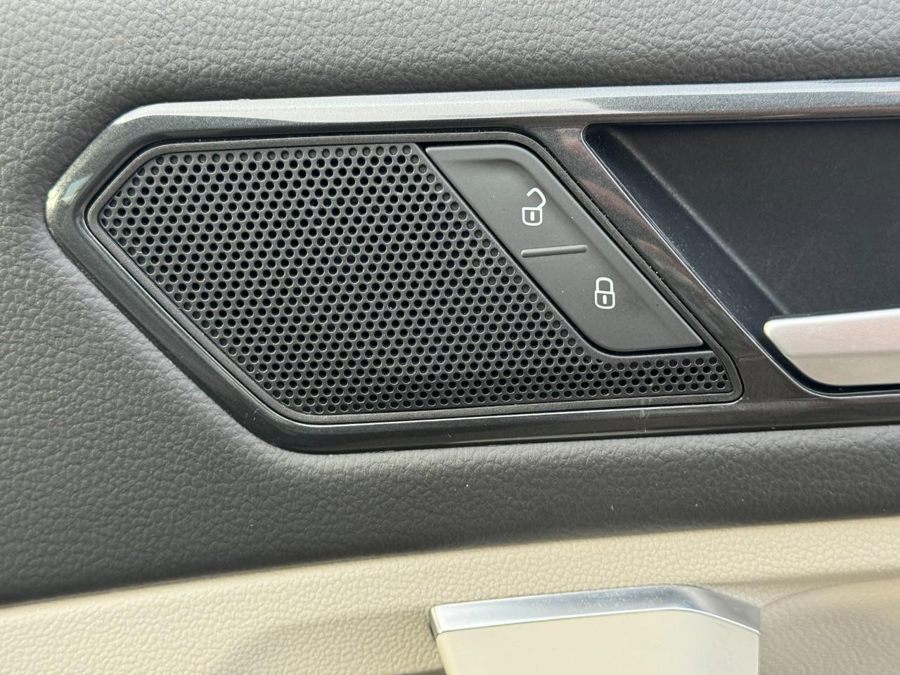 Volkswagen Tiguan Vehicle Full-screen Gallery Image 22