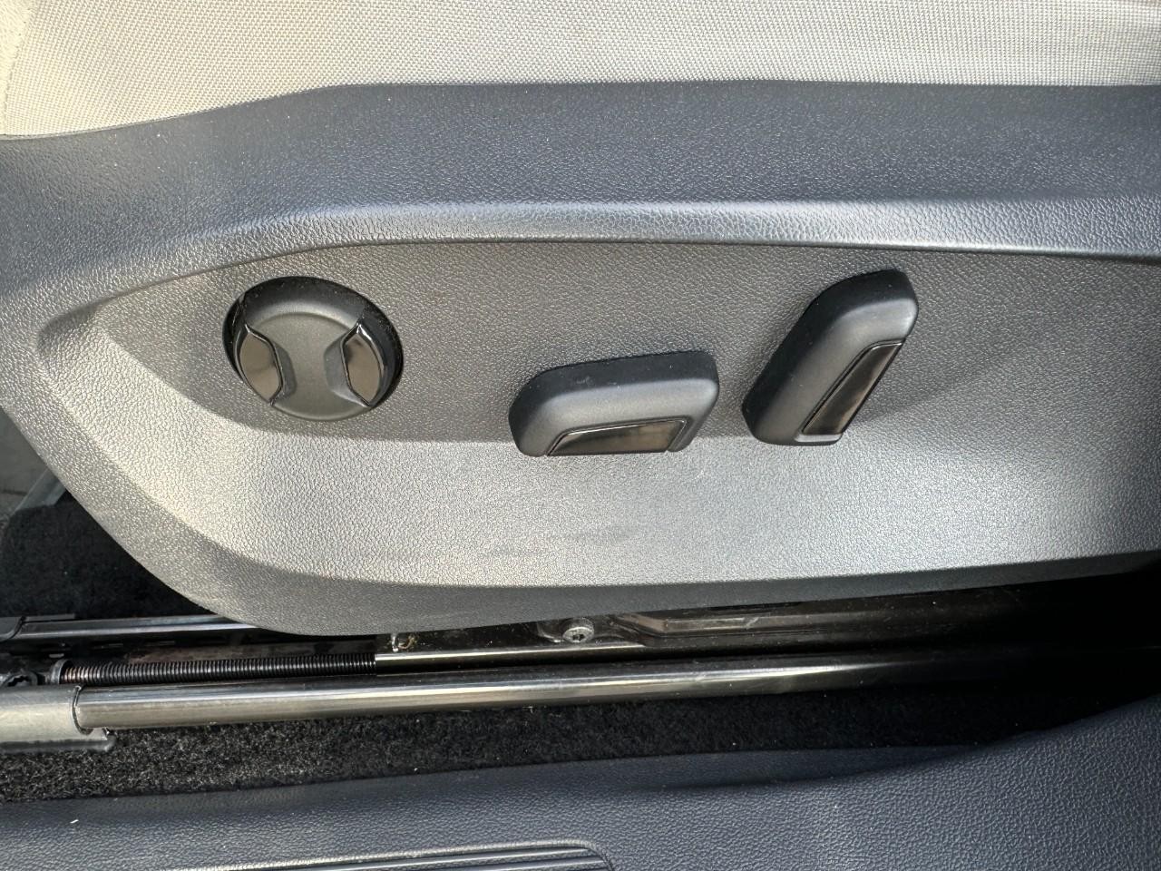 Volkswagen Tiguan Vehicle Full-screen Gallery Image 28