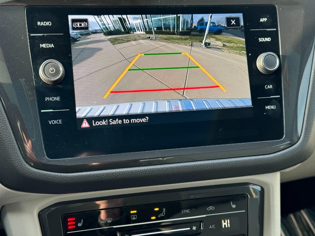 Volkswagen Tiguan Vehicle Full-screen Gallery Image 33