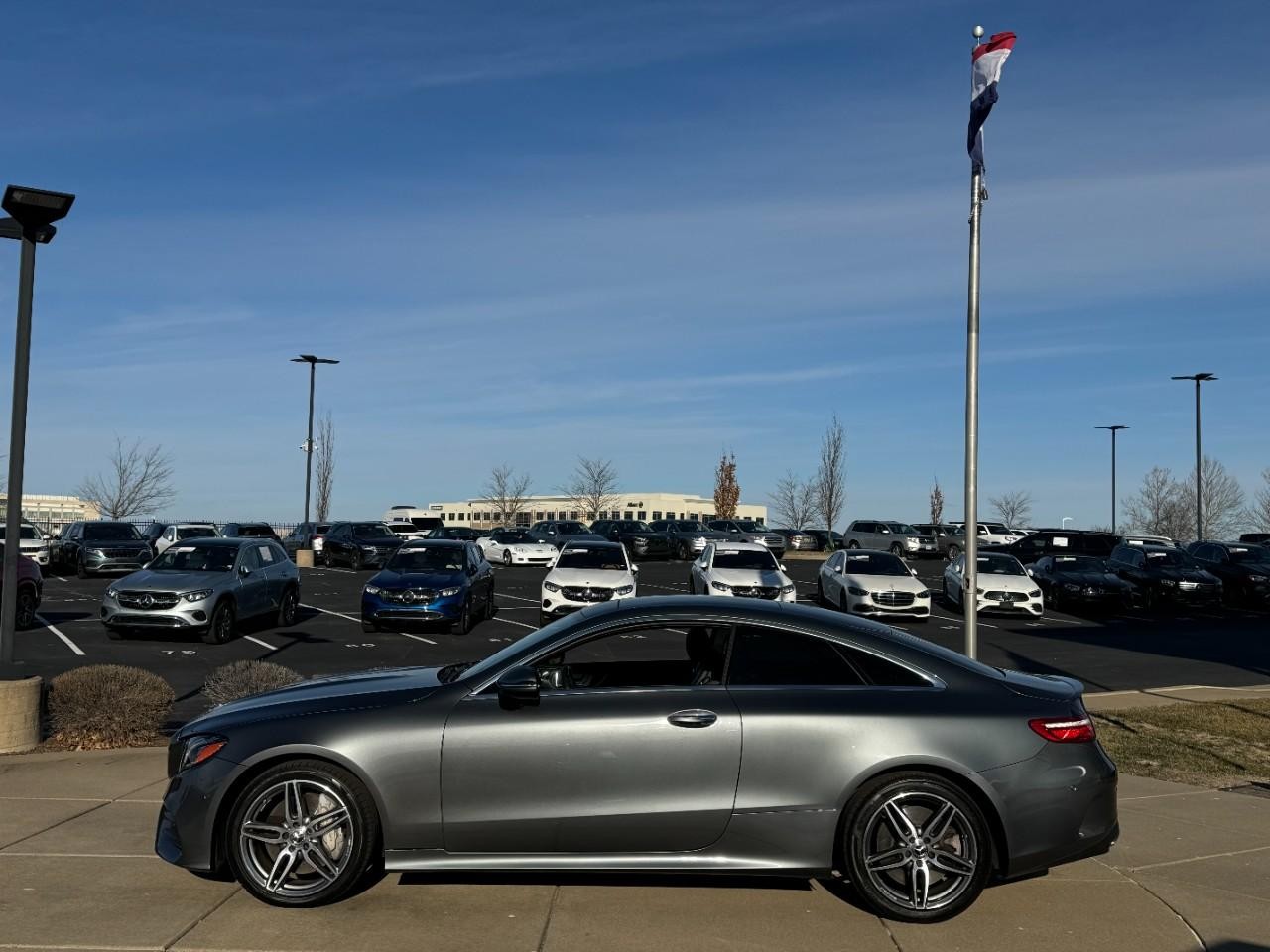 Mercedes-Benz E-Class Vehicle Full-screen Gallery Image 02