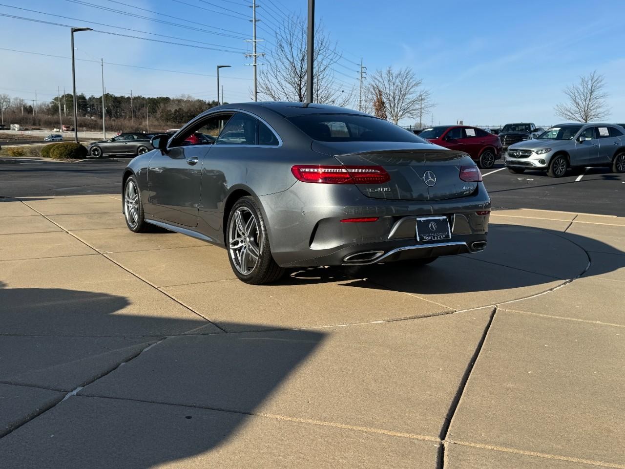 Mercedes-Benz E-Class Vehicle Full-screen Gallery Image 03
