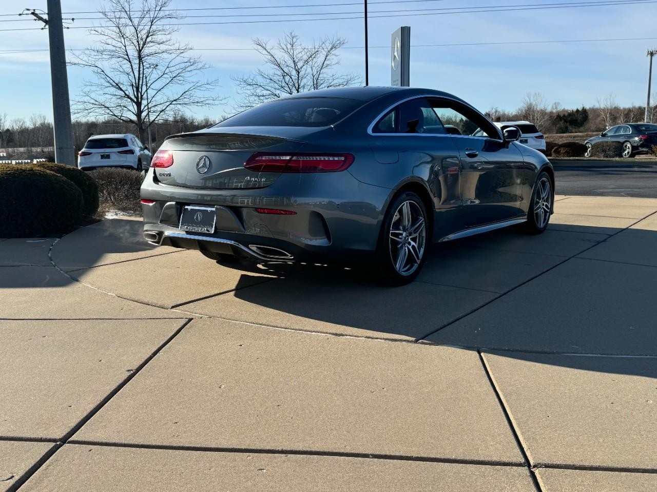 Mercedes-Benz E-Class Vehicle Full-screen Gallery Image 04