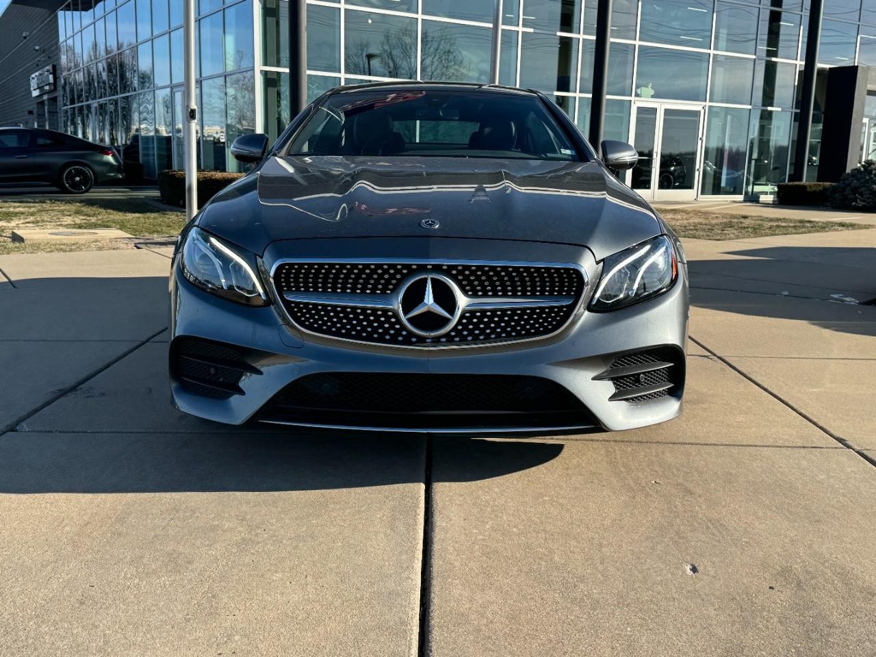 Mercedes-Benz E-Class Vehicle Full-screen Gallery Image 07