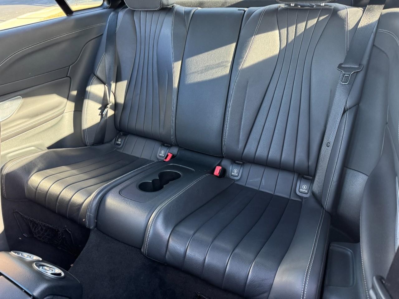 Mercedes-Benz E-Class Vehicle Full-screen Gallery Image 08