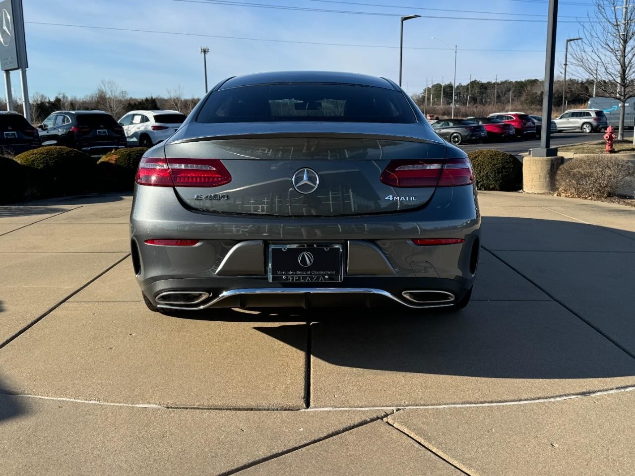 Mercedes-Benz E-Class Vehicle Full-screen Gallery Image 09