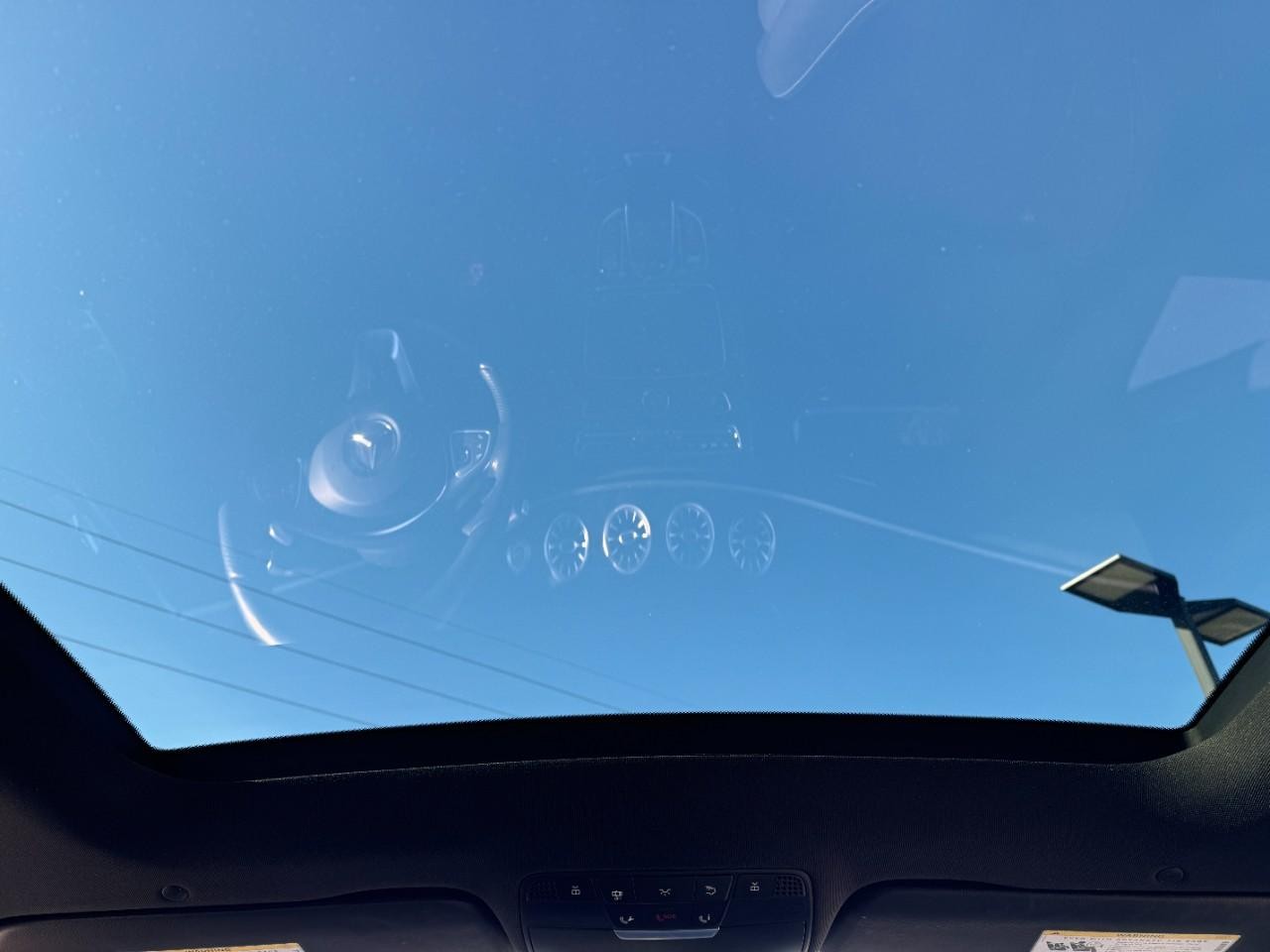 Mercedes-Benz E-Class Vehicle Full-screen Gallery Image 11