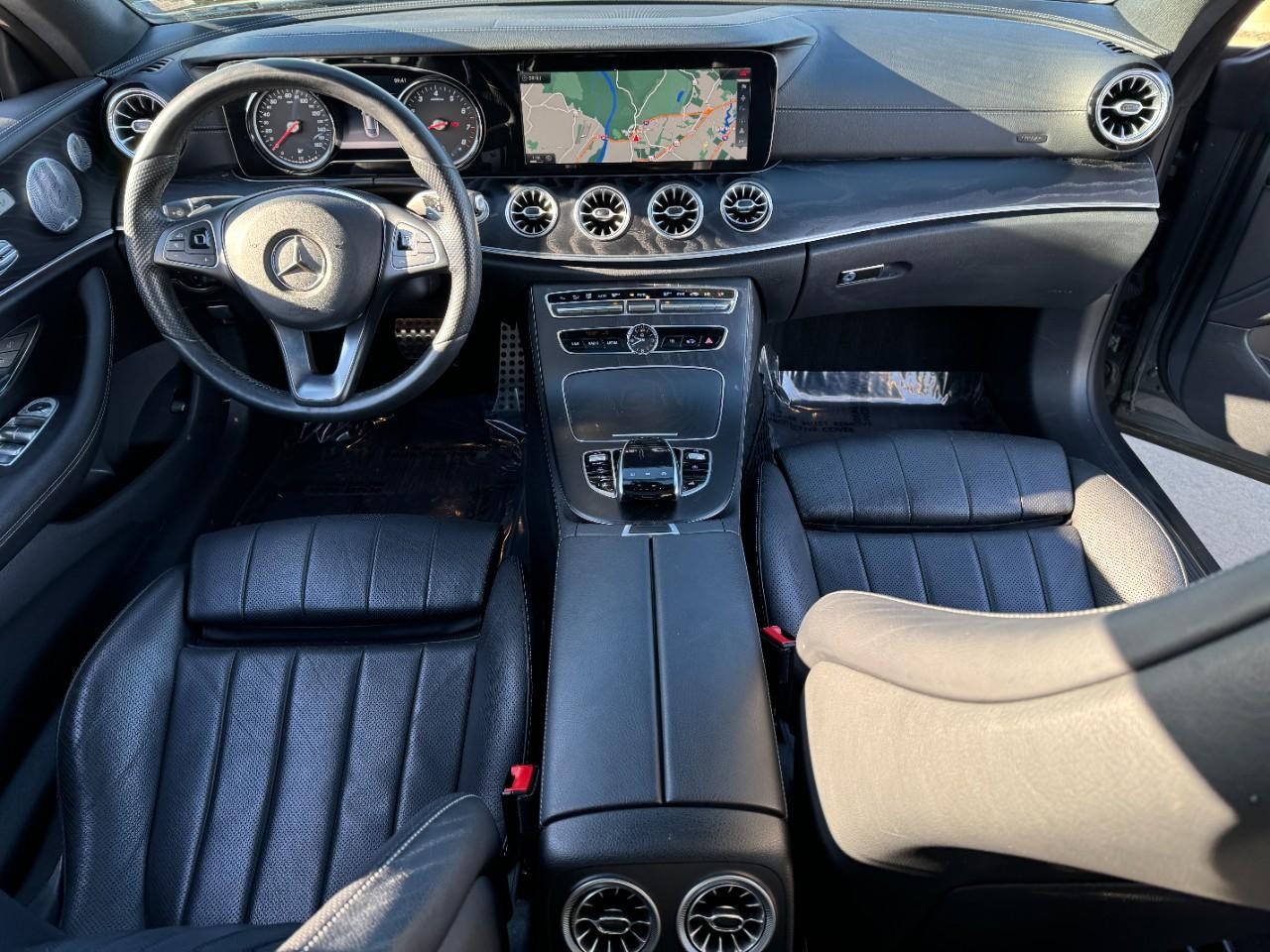 Mercedes-Benz E-Class Vehicle Full-screen Gallery Image 12