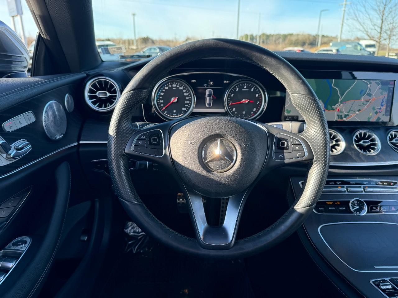 Mercedes-Benz E-Class Vehicle Full-screen Gallery Image 13