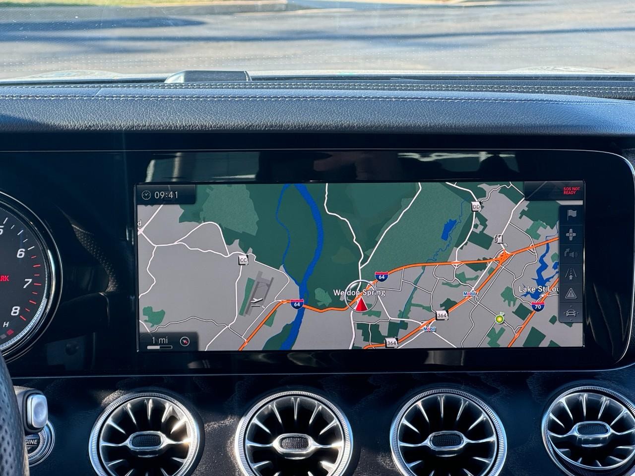 Mercedes-Benz E-Class Vehicle Full-screen Gallery Image 14