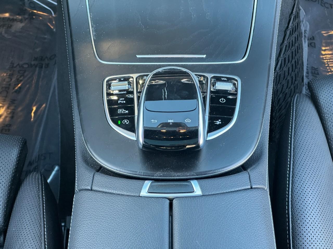 Mercedes-Benz E-Class Vehicle Full-screen Gallery Image 16