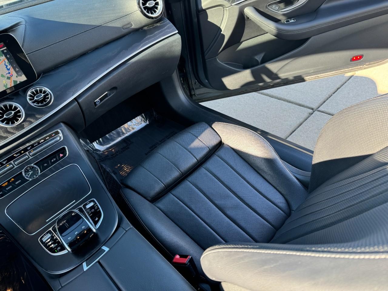 Mercedes-Benz E-Class Vehicle Full-screen Gallery Image 17